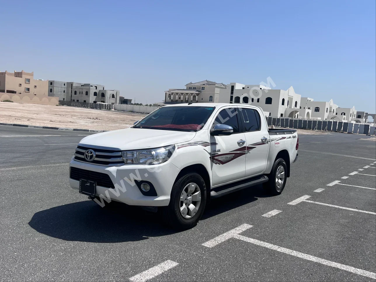 Toyota  Hilux  2017  Manual  190,000 Km  4 Cylinder  Four Wheel Drive (4WD)  Pick Up  White