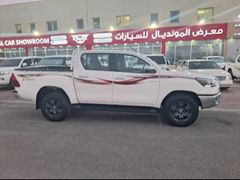 Toyota  Hilux  SR5  2022  Automatic  63,000 Km  4 Cylinder  Four Wheel Drive (4WD)  Pick Up  White