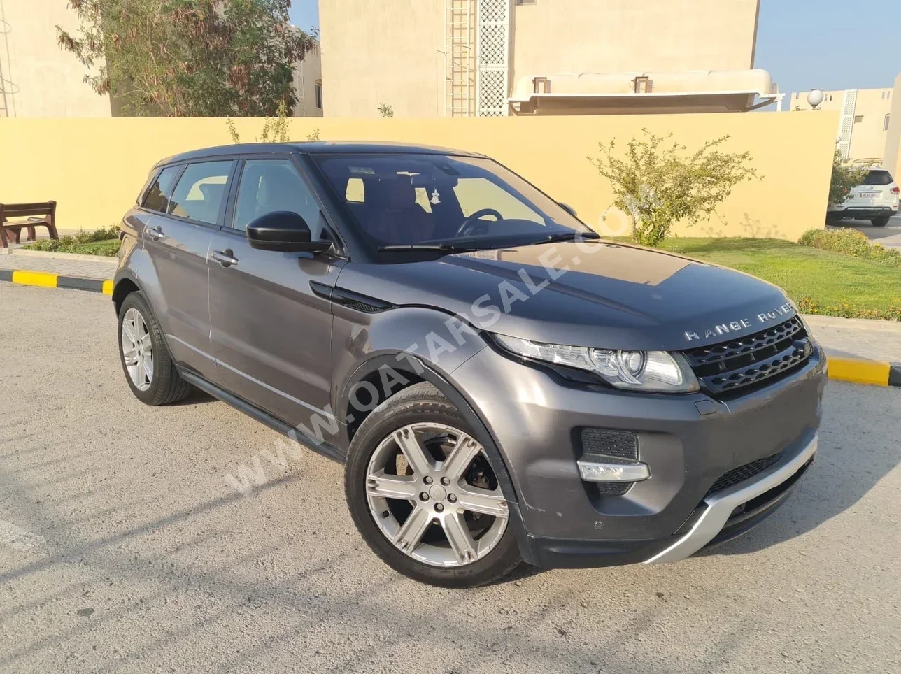 Land Rover  Evoque  Dynamic  2015  Automatic  150,000 Km  4 Cylinder  Four Wheel Drive (4WD)  SUV  Gray