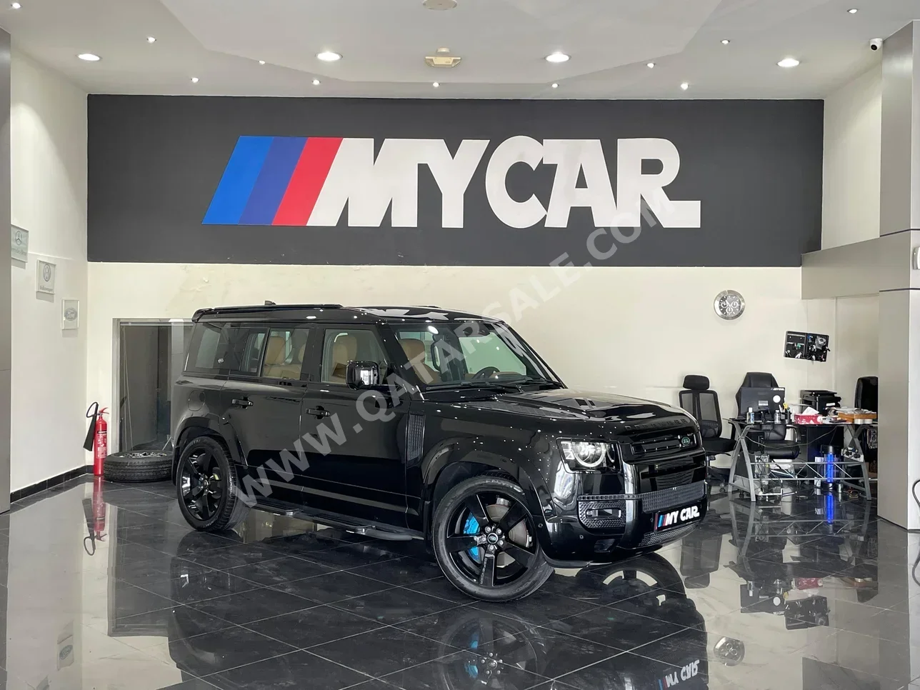 Land Rover  Defender  110 HSE  2023  Automatic  14٬000 Km  6 Cylinder  Four Wheel Drive (4WD)  SUV  Black  With Warranty