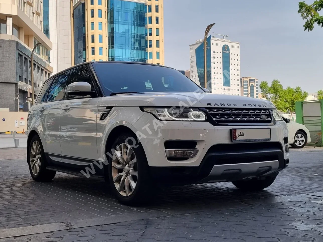 Land Rover  Range Rover  Sport  2014  Automatic  144,000 Km  6 Cylinder  Four Wheel Drive (4WD)  SUV  White