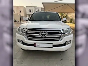Toyota  Land Cruiser  VXR  2018  Automatic  180,000 Km  8 Cylinder  Four Wheel Drive (4WD)  SUV  White  With Warranty