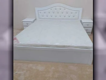 الأسّرة - كينج  - أبيض  - متضمنة المرتبة  - مع طاولة سرير جانبية