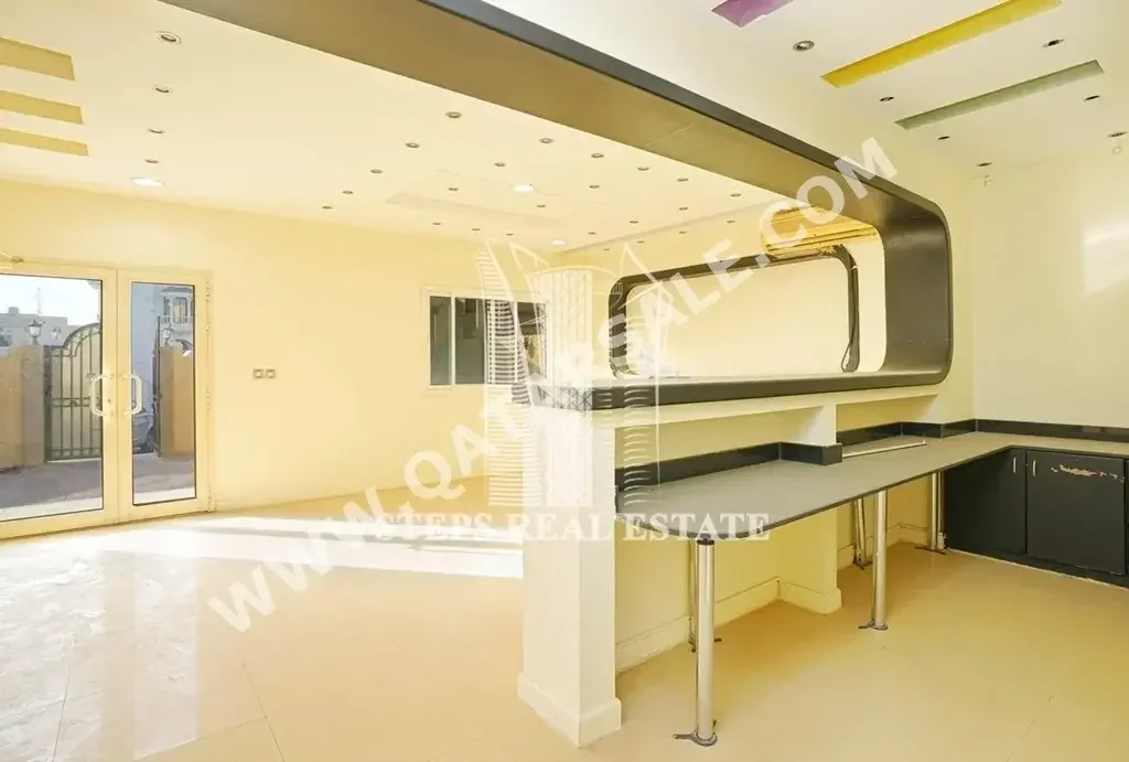 Commercial  - Not Furnished  - Doha  - Al Maamoura  - 5 Bedrooms